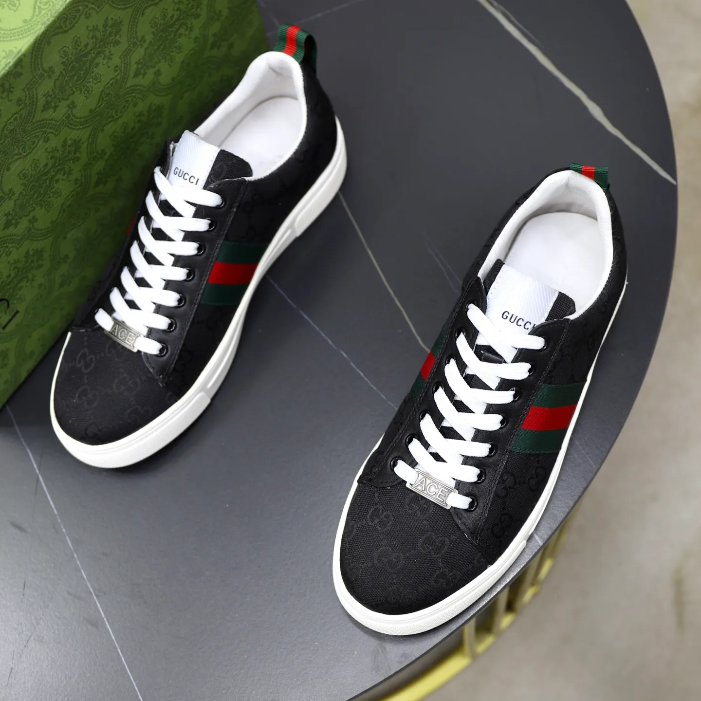 Ex-factory price: 440💰🙅‍♂️🙅‍♂️🙅‍♂️ Brand: GUCCI Standard code: 38-44 (45 customized) Grade: Same as the official website Material: Original material splicing Comfortable and breathable lining Lightweight and wear-resistant sports outsole Style category: Men's fashionable casual shoes Running sneakers Distinguished luxury brand elements Top luxury Color: actual picture color